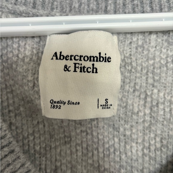 Abercrombie Cropped Pattern V-Neck Sweater - Picture 5 of 5